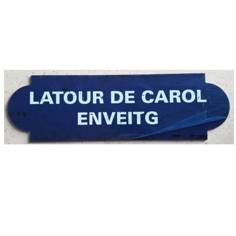 Repro de la plaque de gare de La Tour de Carol-Enveitg, desservie par le Train Jaune