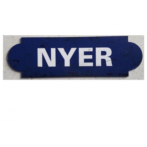 Repro de la plaque de la gare de Nyer, desservie par le Train jaune